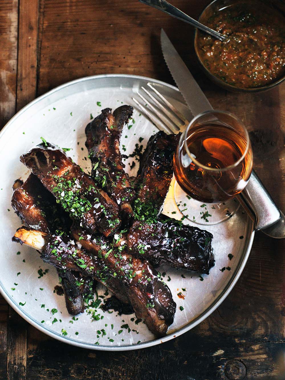 SPARERIBS MED HABANERO CHOCOLATE LIGHTNING OG TOMATSALSA